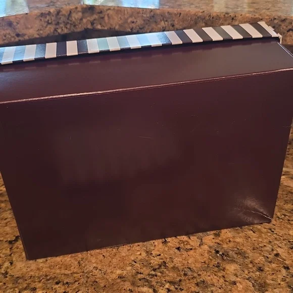 Henri Bendel Striped Box and Dust Bag - Picture 5 of 7
